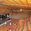 Anfiteatro coperto con palco e sedili vuoti.