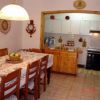 Sala da pranzo con tavolo e sedie di legno.