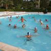 Persone nuotano in una grande piscina all'aperto.