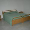 Una camera da letto con letto matrimoniale e comodini.