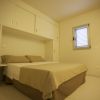 Una camera da letto con letto matrimoniale e armadio a muro.