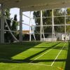Campo da tennis coperto con erba sintetica.