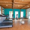 Palestra con tapis roulant e attrezzi da fitness.