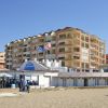 Palazzina vicino alla spiaggia con bandiere.