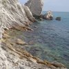 Scogliere bianche che si affacciano sul mare turchese.