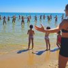 Persone in acqua che seguono esercizi.