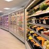 Interno di supermercato con frutta e verdura sugli scaffali.