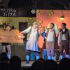 Attori su palco in scena teatrale.