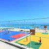 Campi da gioco con vista sul mare e alcune persone che giocano.
