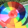 Scivolo a vortice multicolore visto dall'alto.
