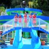 Scivolo d'acqua blu con bagnini sul ponte.