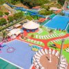 Parco acquatico con piscine e scivoli multicolori.