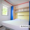 Camera con letto matrimoniale, armadi blu.