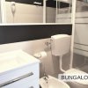 Bagno con doccia, lavabo e bidet.