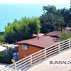 Vista di bungalow sulla costa con mare azzurro.