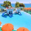 Piscina con scivoli a castello e vista mare.