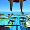 Scivolo blu in parco acquatico con vista mare.