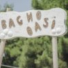 Un cartello di legno con scritto 
