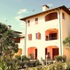 Edificio residenziale con giardino e alberi.
