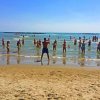 Persone in attività di gruppo in mare.