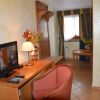 Camera d'albergo con scrivania, TV e sedia.