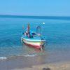 Una barca colorata sulla riva del mare.