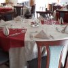Tavolo da pranzo apparecchiato in un ristorante elegante.