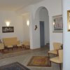 Sala con sedie beige e tappeti.