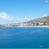 Vista panoramica del mare e di una città costiera con colline.