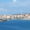 Vista ravvicinata del porto e della città costiera sul mare.