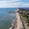Spiaggia e mare visti dall'alto.