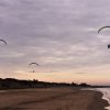 Paracadutismo motorizzato al tramonto.