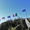 Bandiere di diverse nazioni sventolano su una collina.