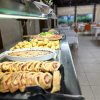 Un buffet con piatti vari in un ristorante.