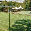 Campo sportivo all'aperto con rete.