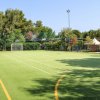 Campo sportivo all'aperto con porte da calcio.
