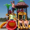 Gruppo di persone su uno scivolo in spiaggia.