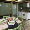 Una cucina rustica con tavolo apparecchiato e mobili verdi.