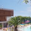 Edificio con piscina e palme.