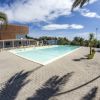 Piscina all'aperto con palme.