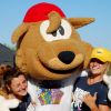 Due persone con mascotte peluche.