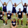 Persone in formazione a piramide su prato.