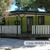 Casa mobile grande con veranda bianca.