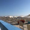 Spiaggia con ombrelloni e sdraio sotto il sole.