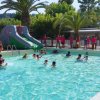 Bambini in piscina con scivolo a elefante.