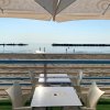 Tavolini su terrazza vista mare.