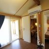 Interno con porta scorrevole, aria condizionata e accesso a due camere.