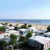 Area campeggio vicino alla spiaggia con roulotte.