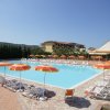 Piscina con ombrelloni colorati.