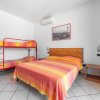 Camera con letto matrimoniale e letto a castello.